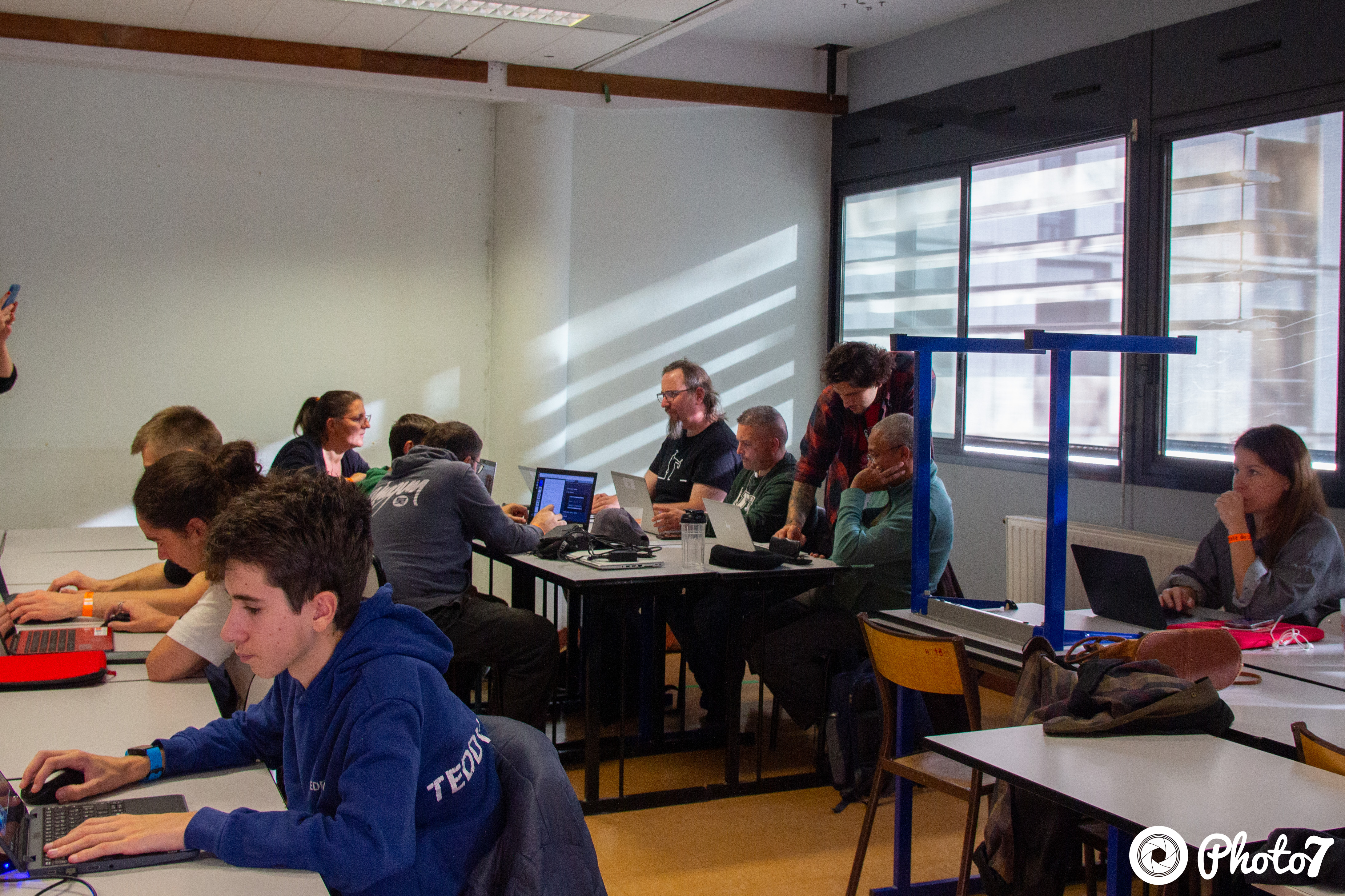 Atelier pratique avec des participants de tous âges sur leurs laptops
