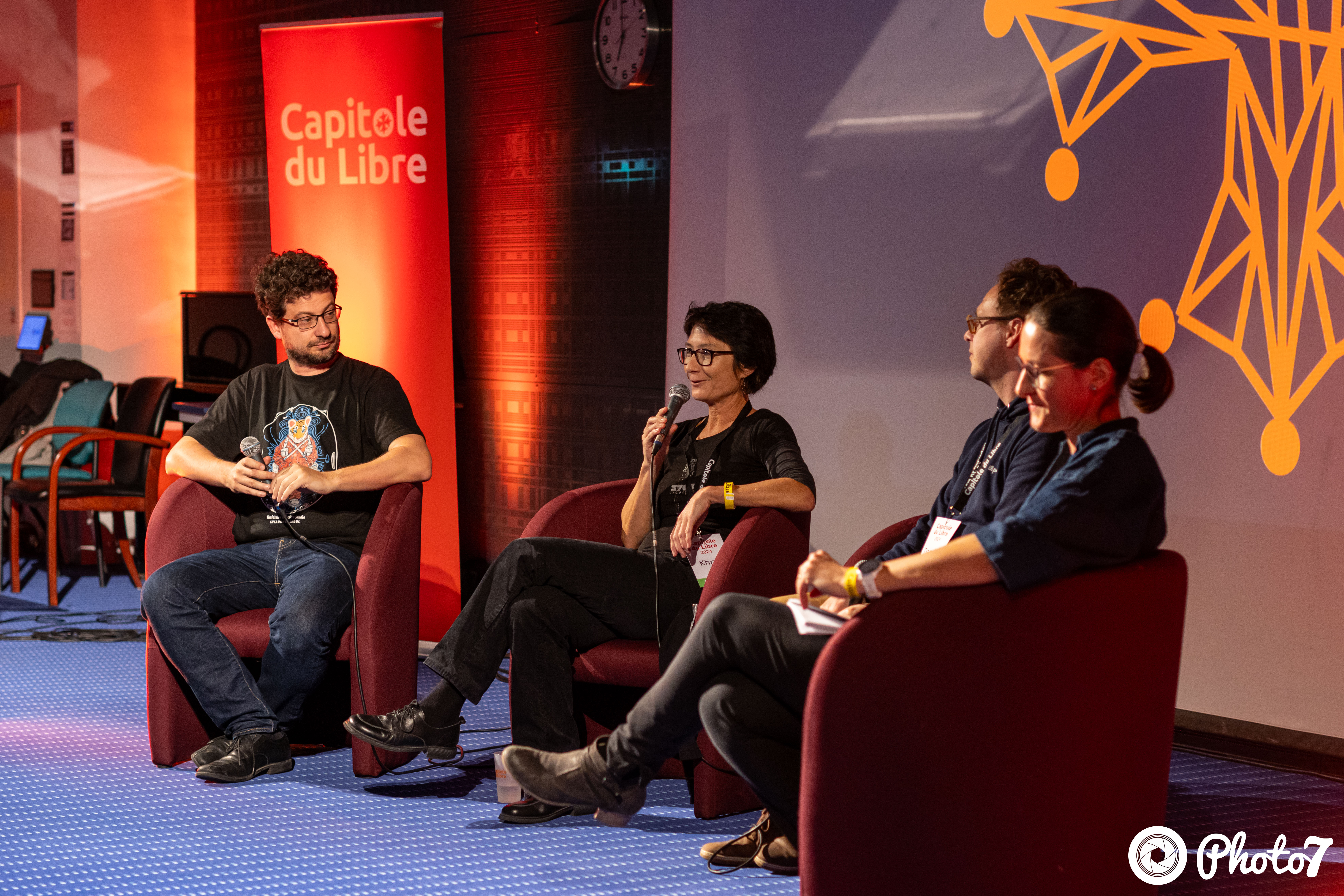 Table ronde avec intervenants sur scène