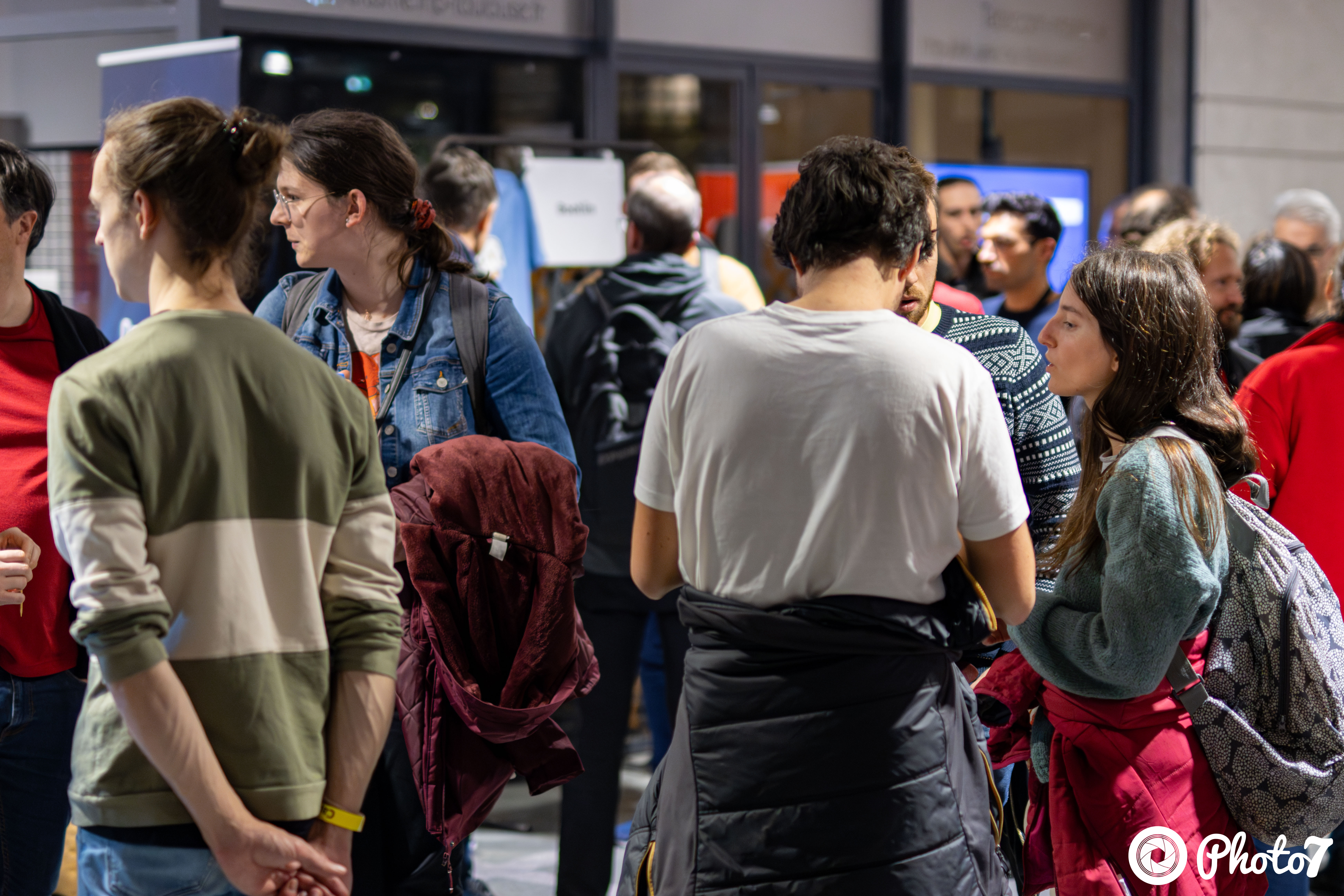 Foule de participants échangeant dans le hall principal