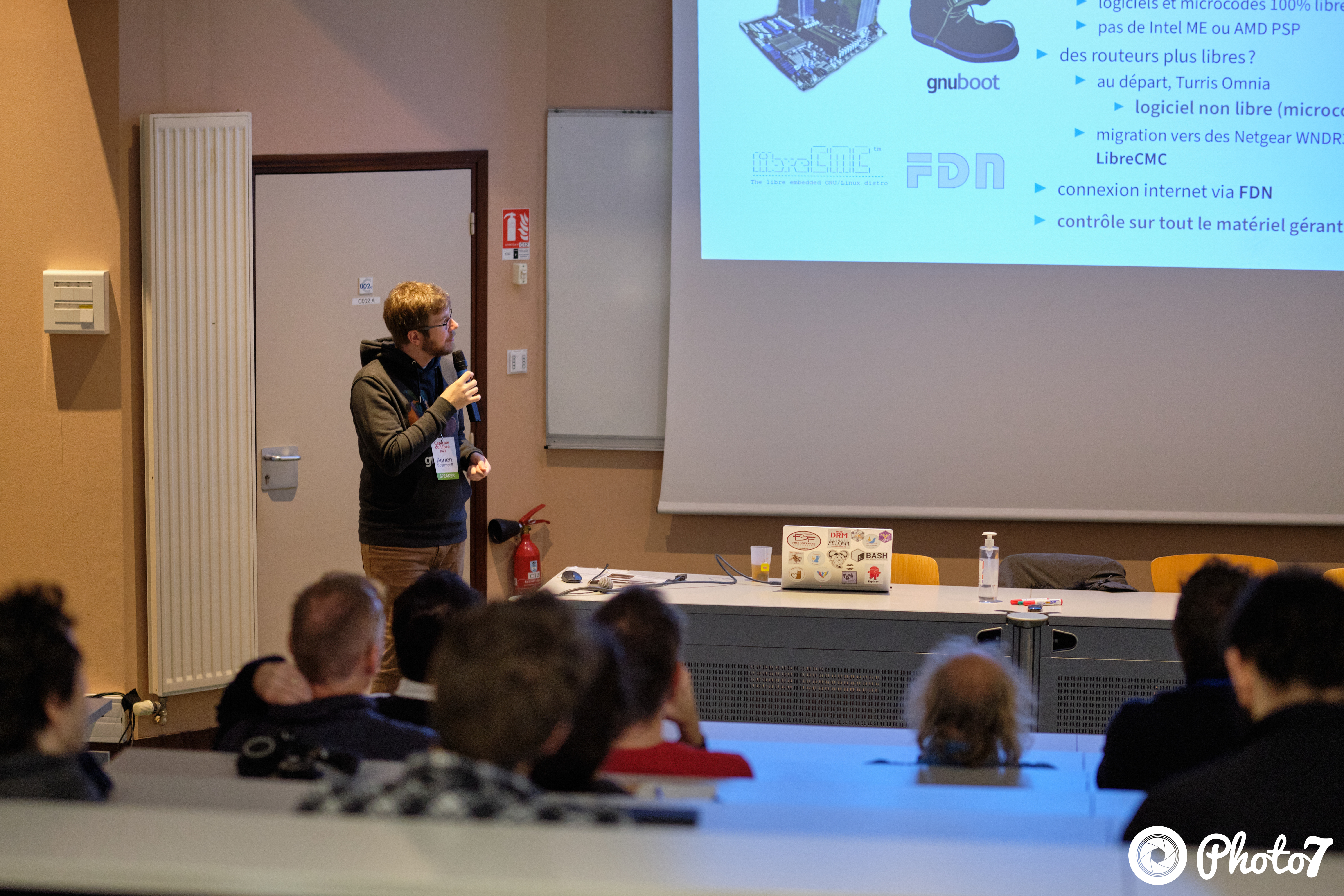 Conférence avec audience dans une salle éclairée