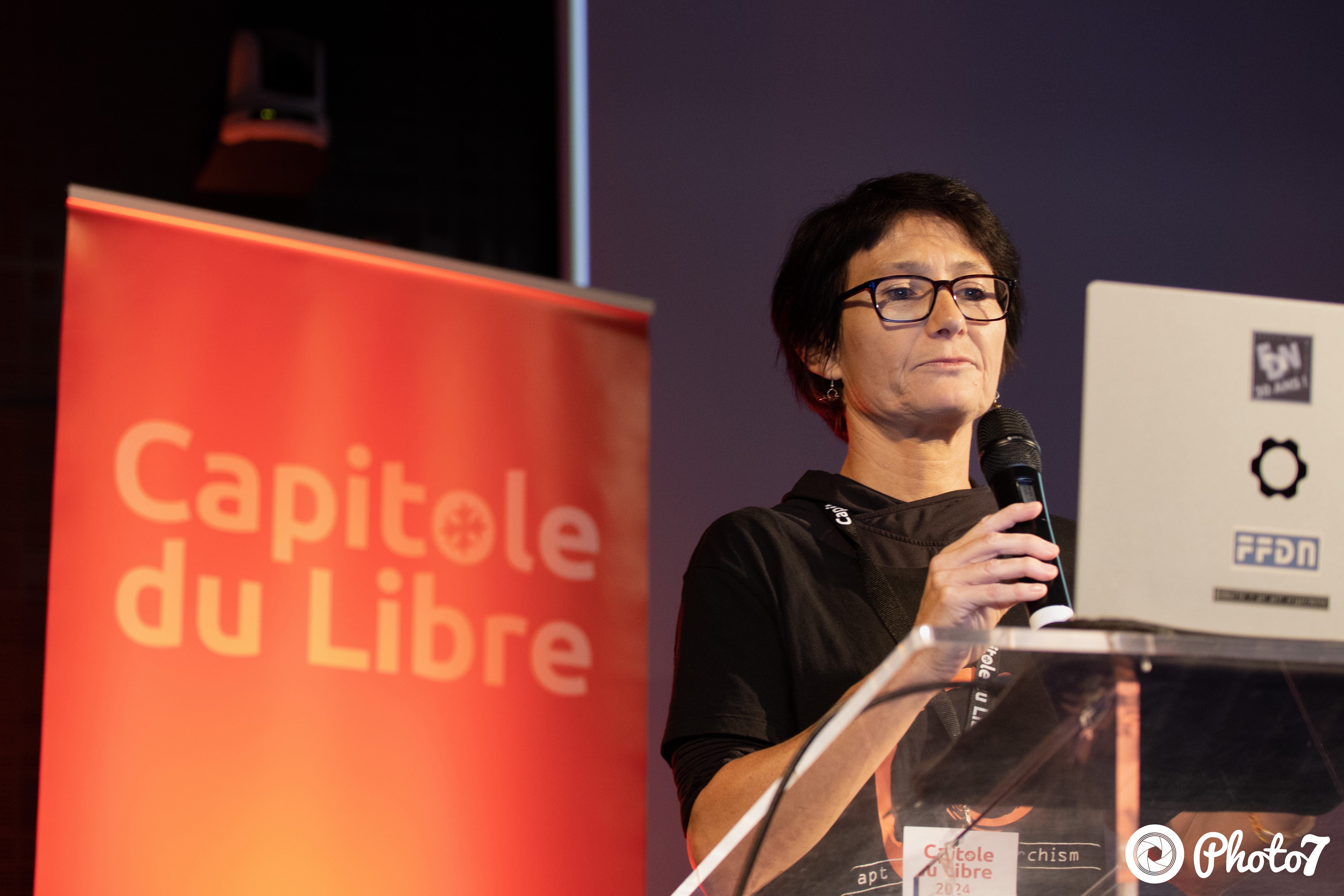 Intervenant présentant des slides devant un public