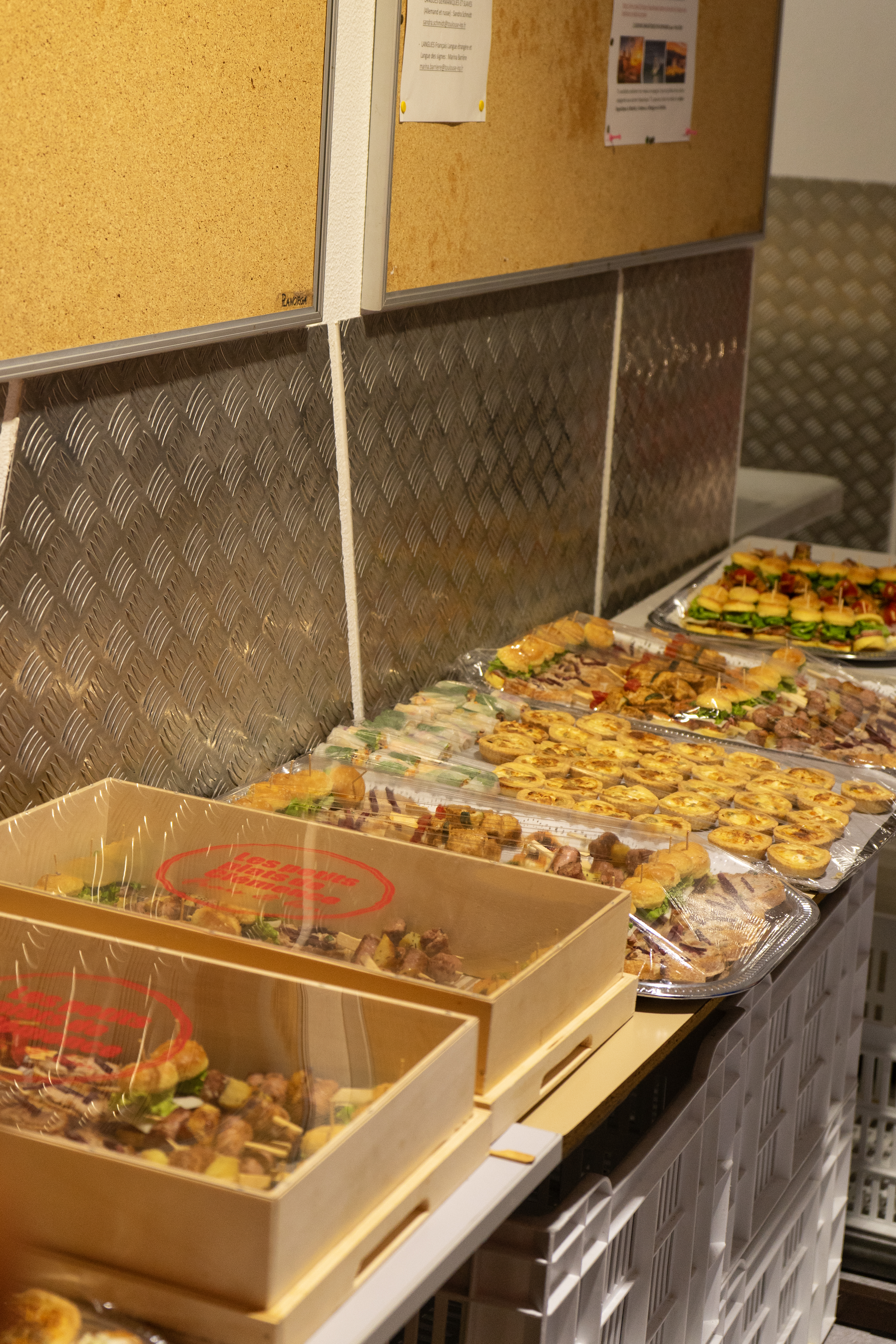 Buffet de canapés et petits fours préparé pour le cocktail