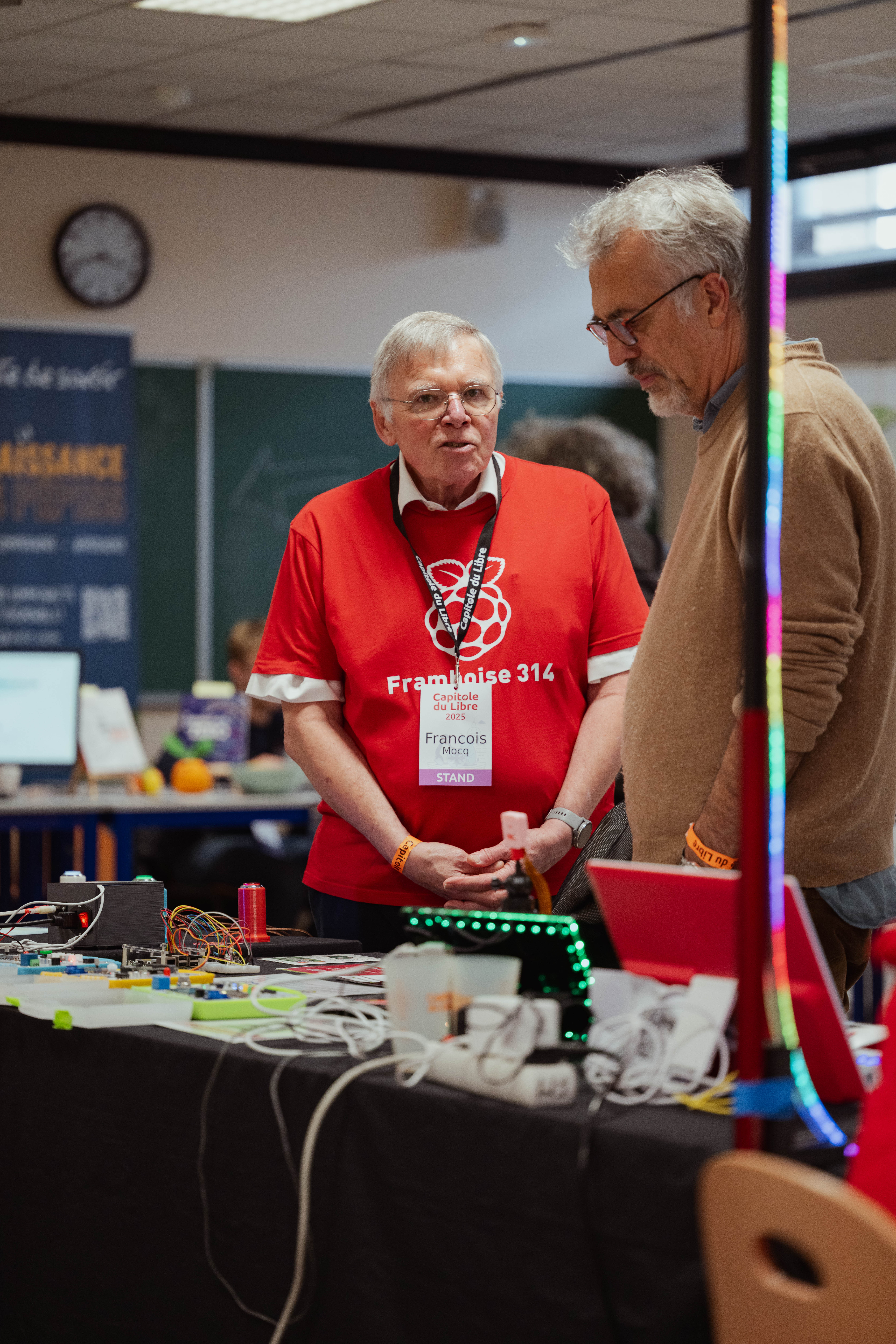Stand Framboise 314 avec démonstrations Raspberry Pi et LED au village associatif