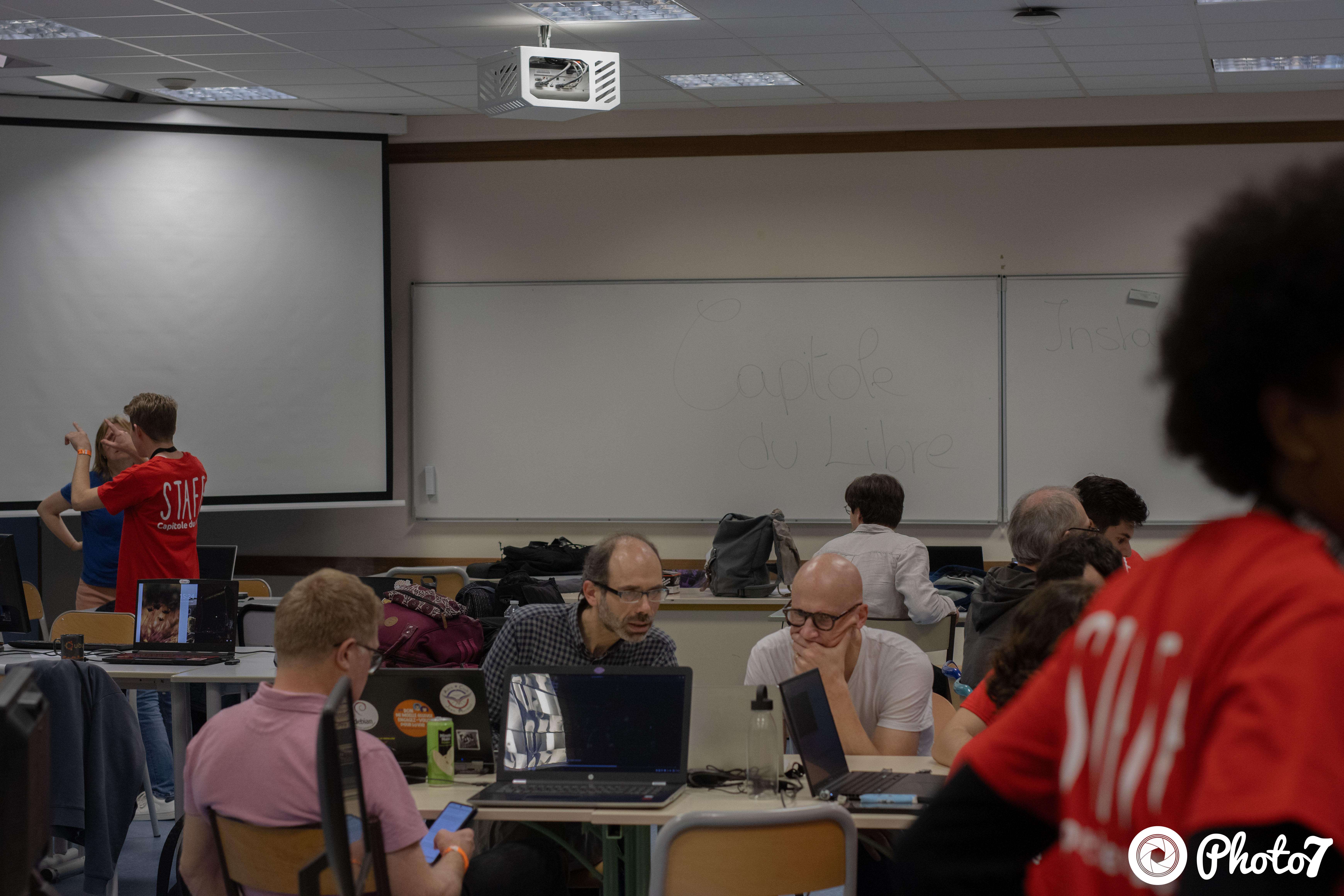 Participants en atelier d'installation Linux avec bénévoles staff