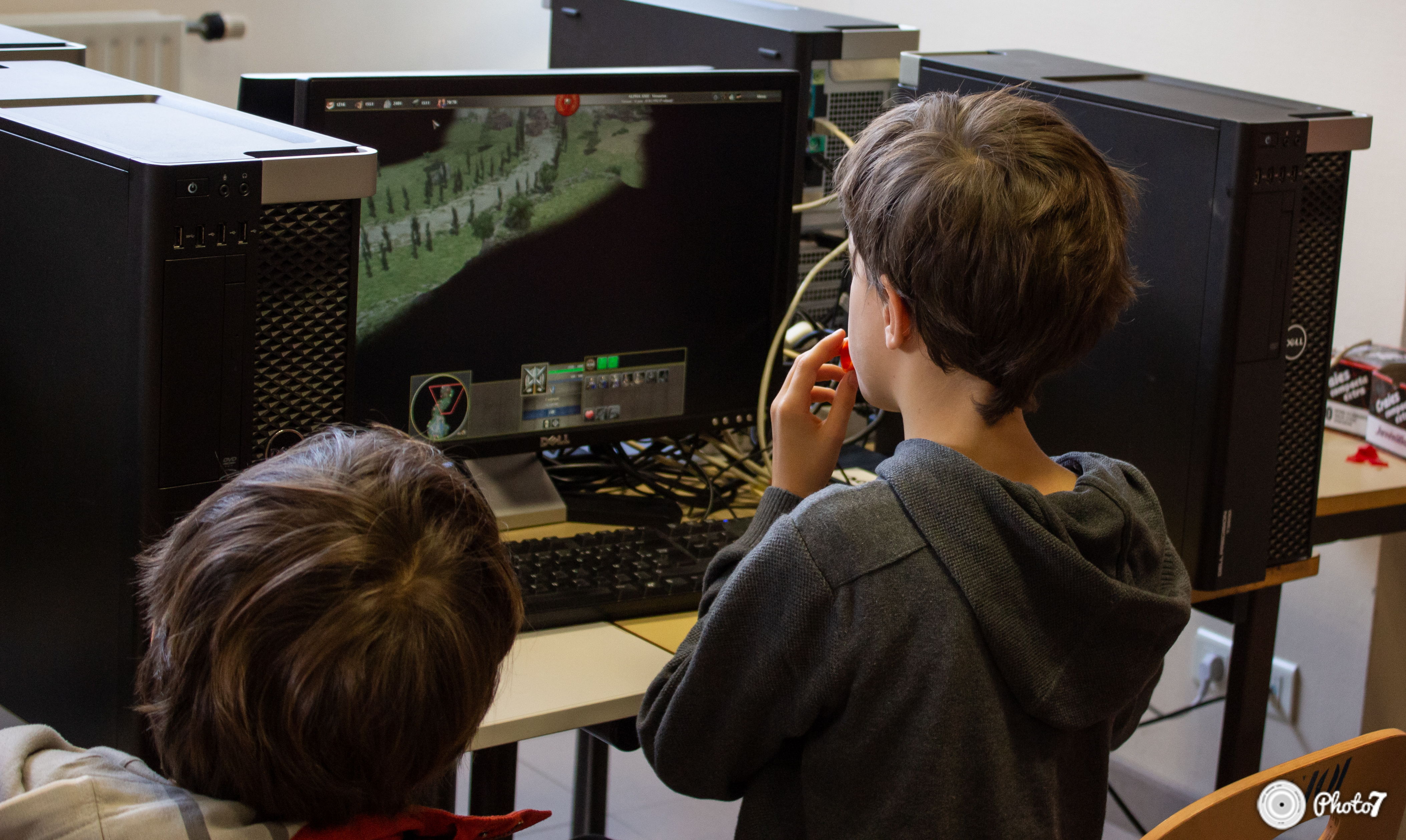 Deux enfants jouant à un jeu de stratégie libre pendant la LAN party