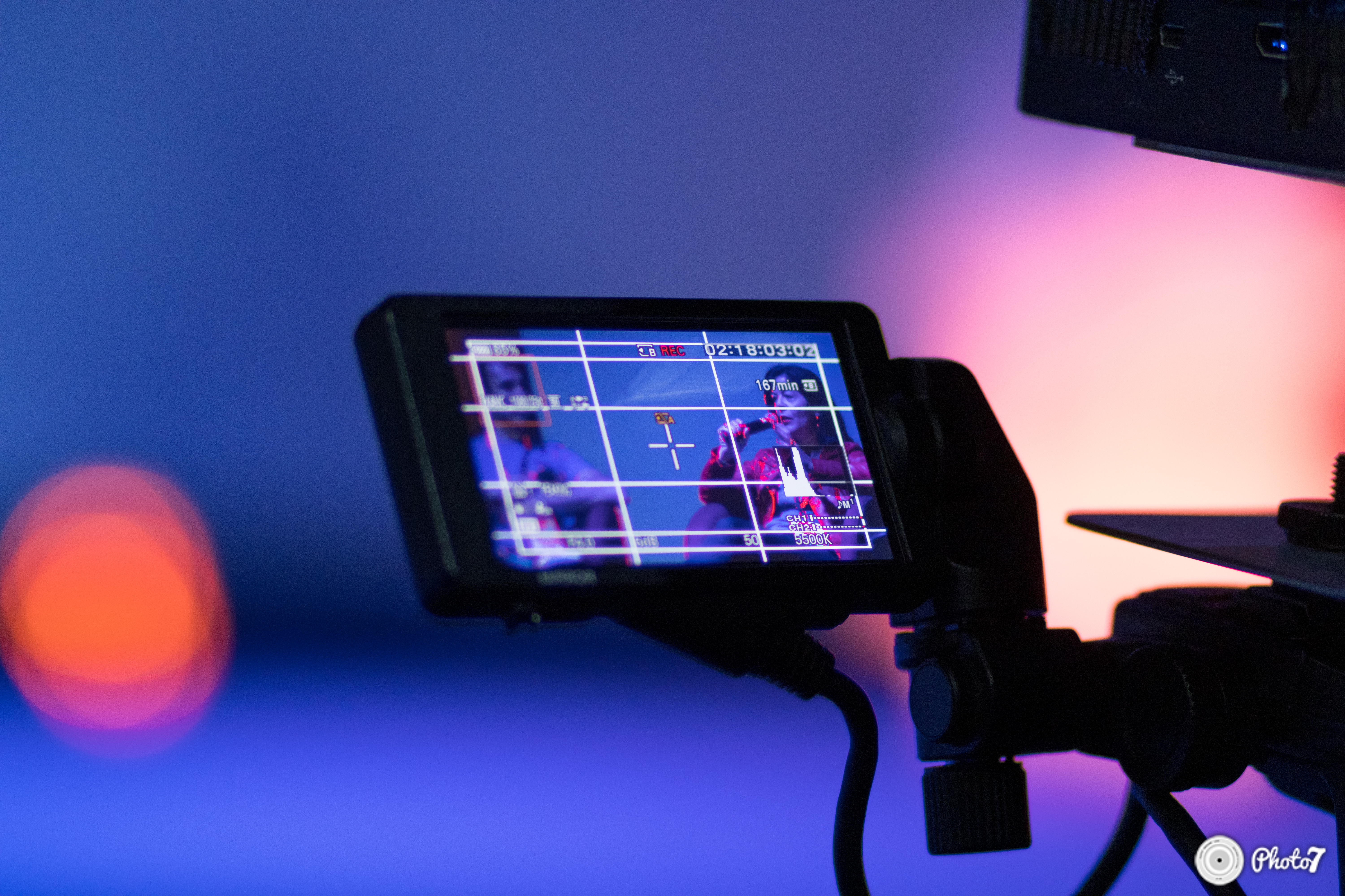 Écran de retour caméra avec éclairage coloré pendant la captation d'une conférence